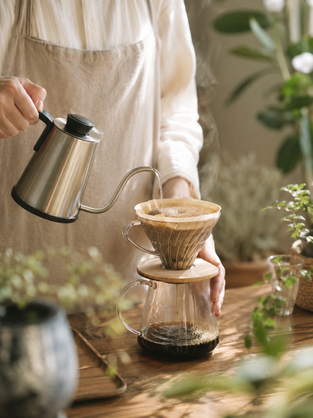 ハンドドリップでコーヒーを淹れている様子
